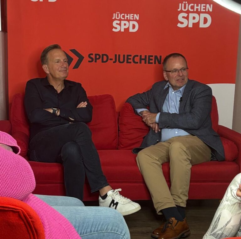 Markus auf dem roten Sofa